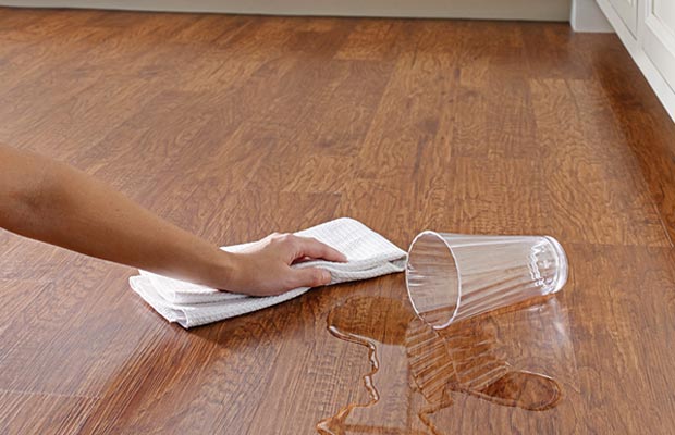 Sàn gỗ Konigin dễ dàng lau chùi, bảo dưỡng bề mặt sàn