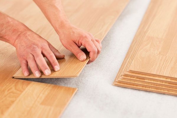 Khách hàng nên để nhân viên kỹ thuật kiểm tra độ phẳng mặt nền để tránh tình trạng ảnh hưởng đến sàn gỗ.