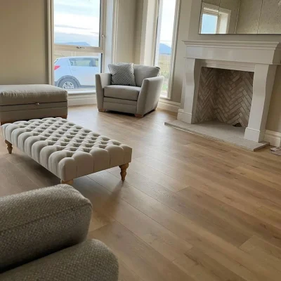 Gia chủ nên chọn màu sàn gỗ phù hợp với không gian nội thất để tăng tính thẩm mỹ cho căn hộ chung cư