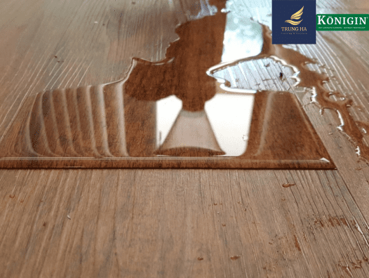 Sàn gỗ Konigin có khả năng chống nước, chống nồm vượt trội